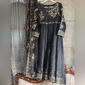 Elegant Black and Gold Embroidered Indian Pakistani 2 pieces dress